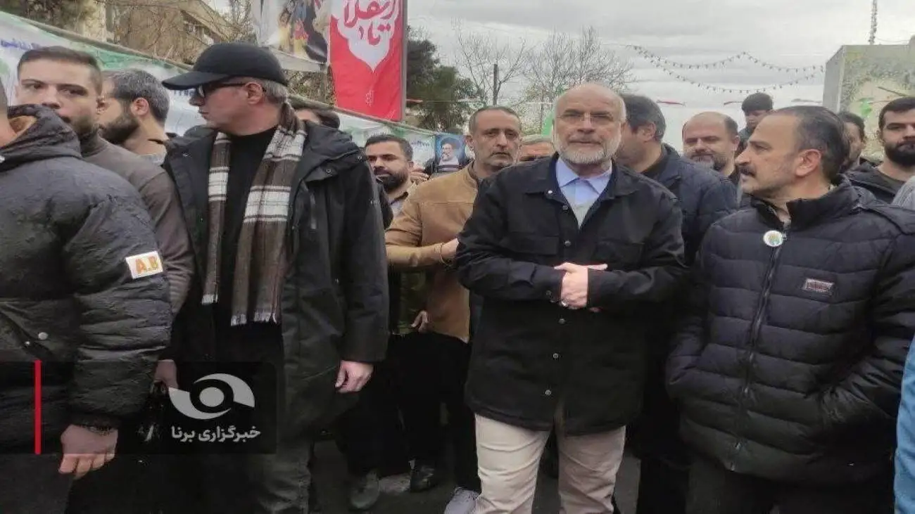 ویدیو  -  قالیباف با حضور نوه اش در راهپیمایی 22 بهمن: مردم با حضورشان مشت محکمی به دهان یاوه گویان ایران اسلامی زدند