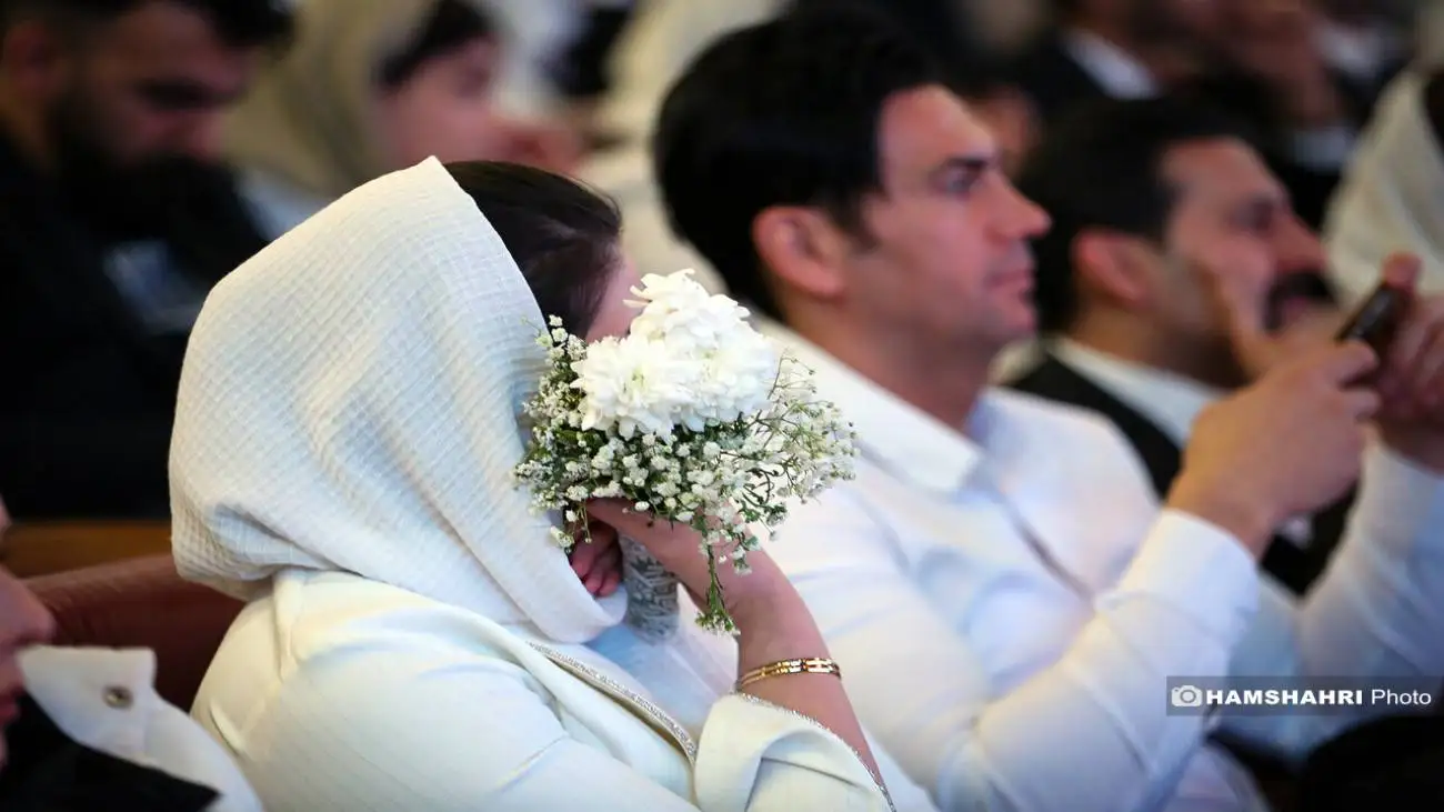 انتظار طولانی عروس و دامادها در شعب بانک ها  -  صف وام ازدواج جمع می شود؟