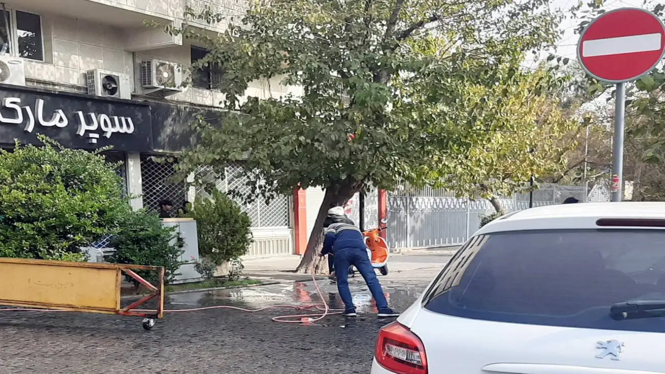 صحنه ای جالب در یکی از خیابان های تهران  -  آب چاه یا آب شهری!