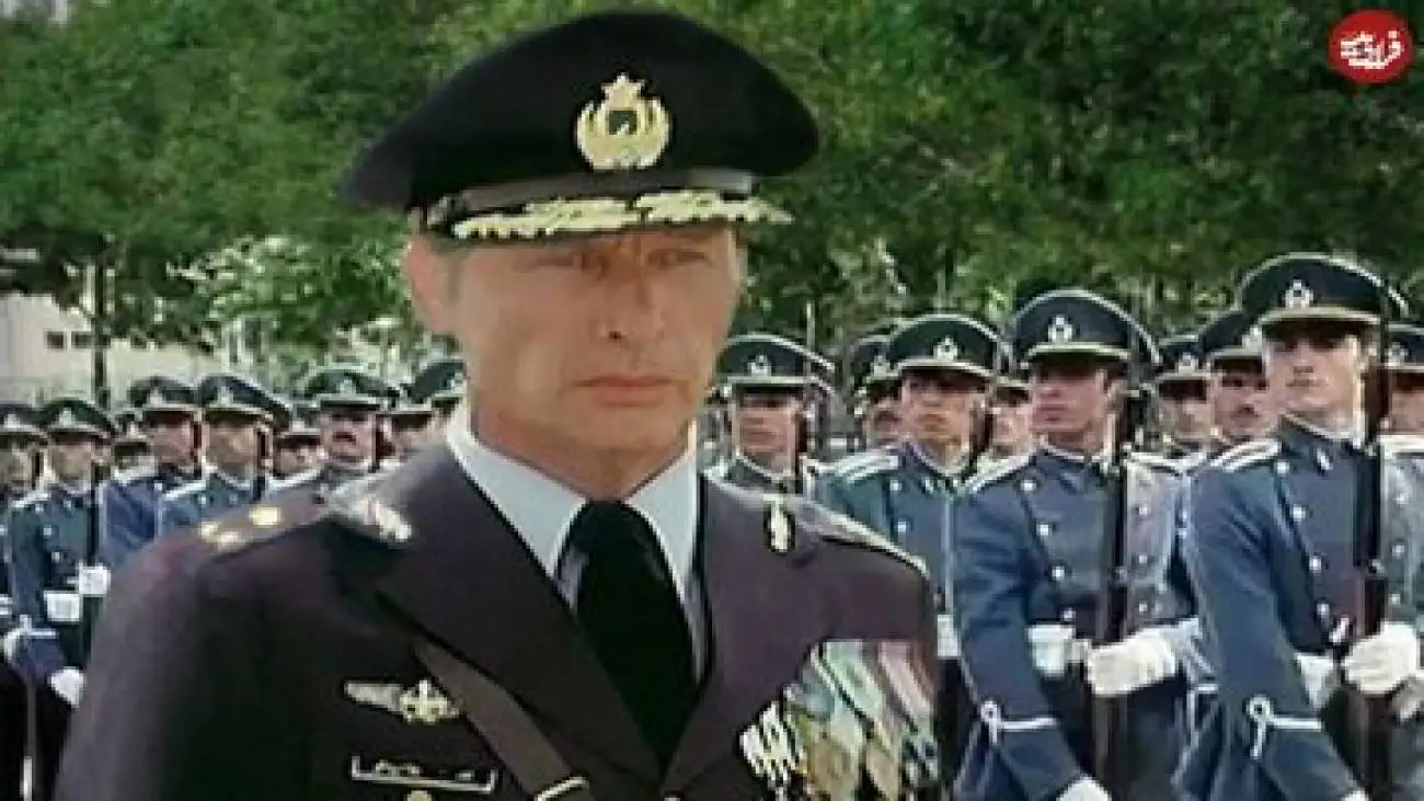 تصویر  -  نادر جهانبانی در کنار خلبانان تیم تاج طلایی در اواخر دهه 30