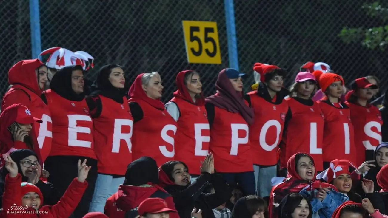 ویدیو  -  ورود بانوان هوادار پرسپولیس برای تماشای دیدار با سپاهان