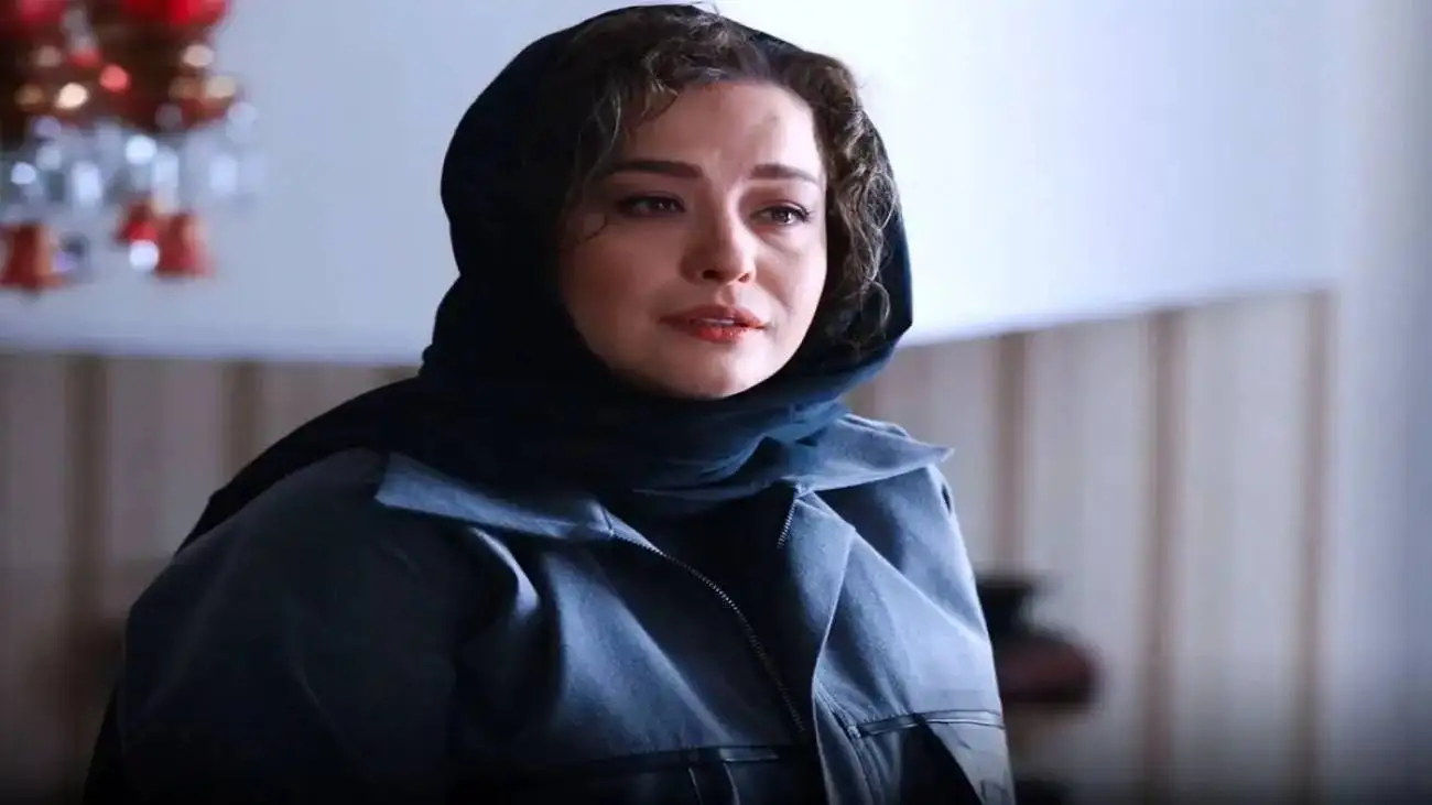 ویدیو  -  معذب شدن مهراوه شریفی نیا مقابل دوربین عکاسان در مراسم ختم