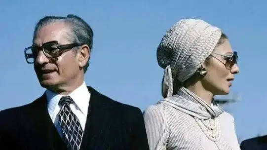 عکس سفر به ایام قدیم  -  اسب سواری محمدرضا پهلوی حین سرکشی