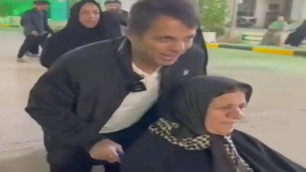 لحظات احساسی حسن رنگرز با مادر ویلچرنشین اش در میان الحرمین