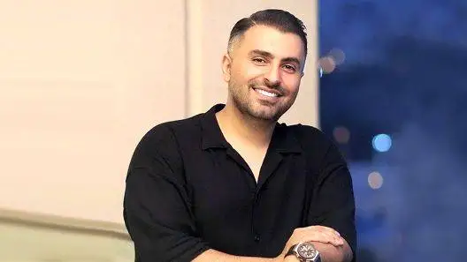 علیرضا طلیسچی با استایل خاص جشن تولدش، نگاه ها را به خود جلب کرد