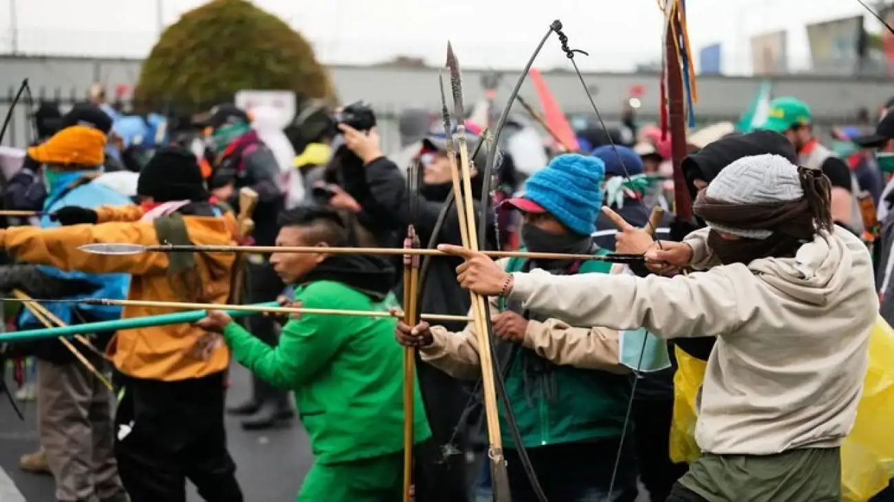 ویدیو  -  حملهٔ معترضان کلمبیایی به سفارت آمریکا