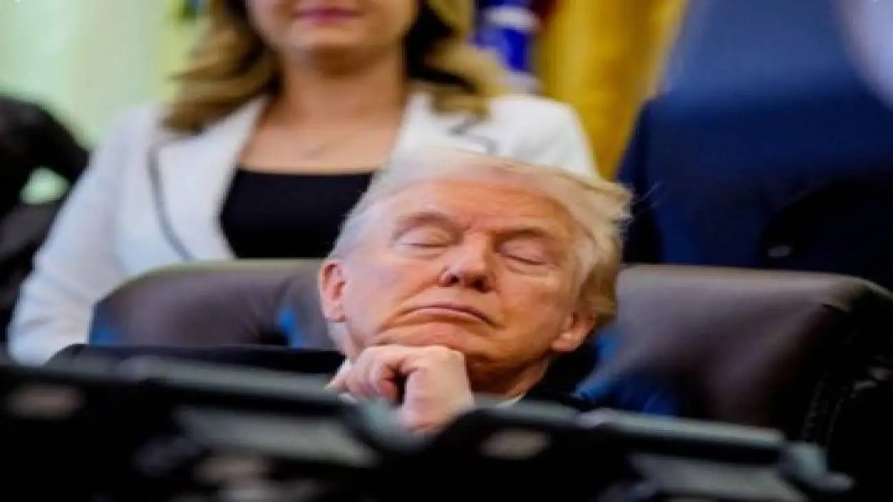 ترامپ روی دست بایدن بلند شد  -  عکس