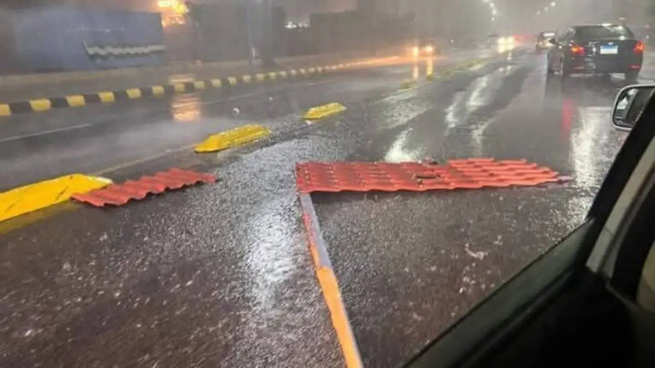 افتادن مرد موتورسوار بر اثر شدت طوفان!  -  ویدئو