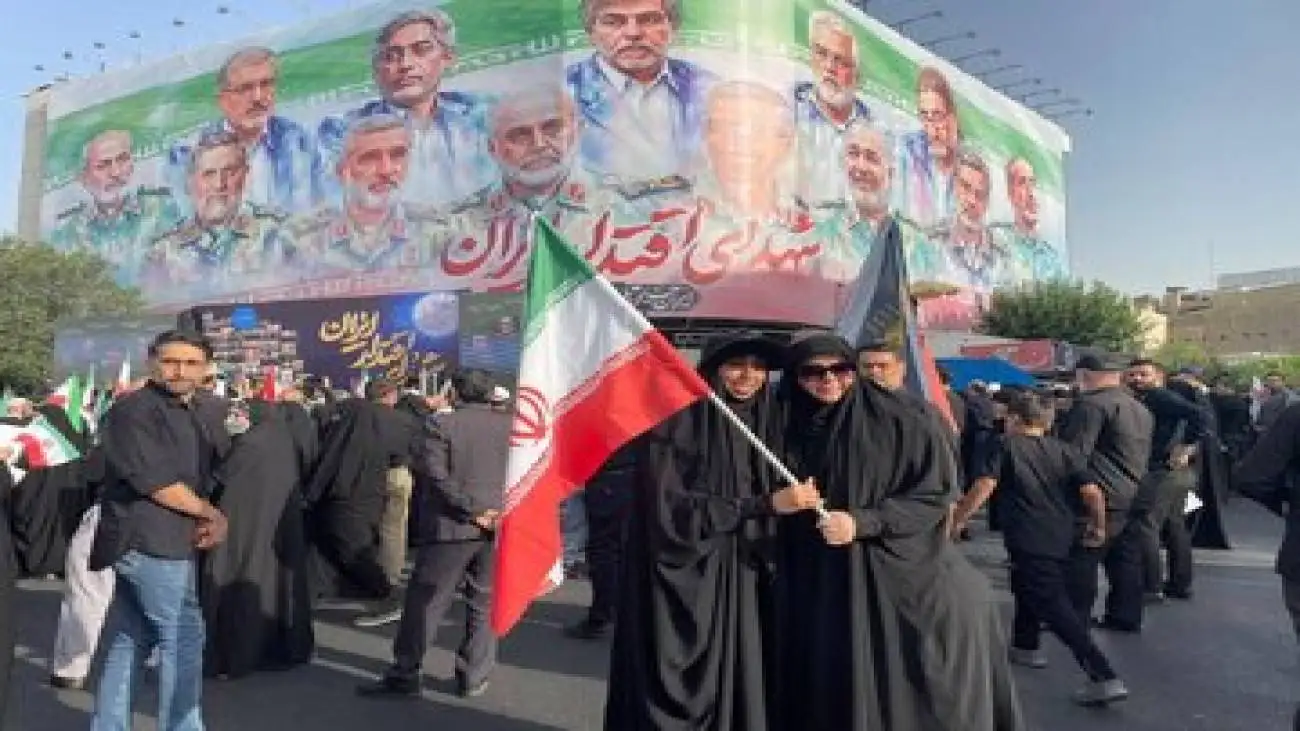 تصویر  -  نمایش ماکت موشک های بالستیک سپاه و محور مقاومت در مراسم تشییع شهدای اقتدار ملی