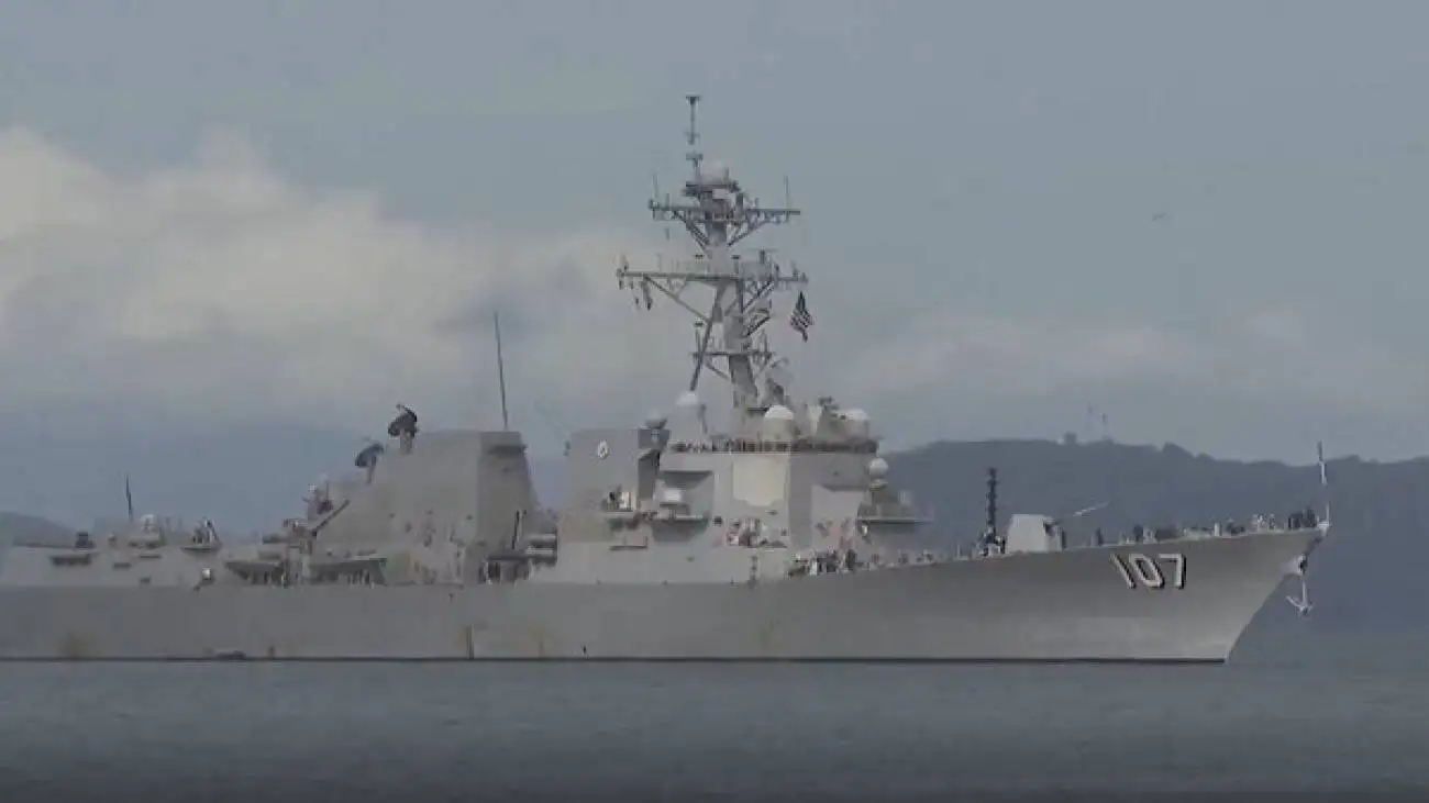 پهلو گرفتن معنادار ناو جنگی آمریکا نزدیک سواحل این کشور  + ویدیو