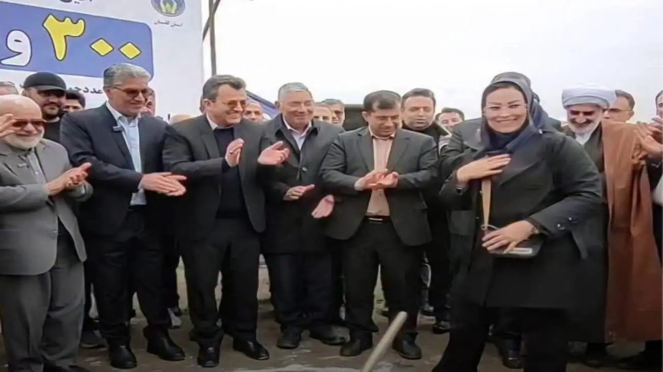 کلنگ  زنی یک خبرنگار در یک افتتاحیه + ویدیو