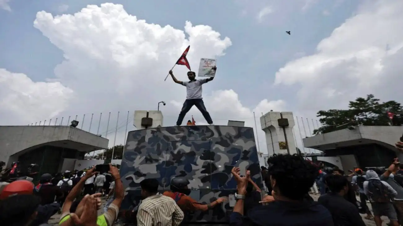 حمله نپالی ها به خانه سیاستمداران برای جمع آوری غنائم+ ویدئو