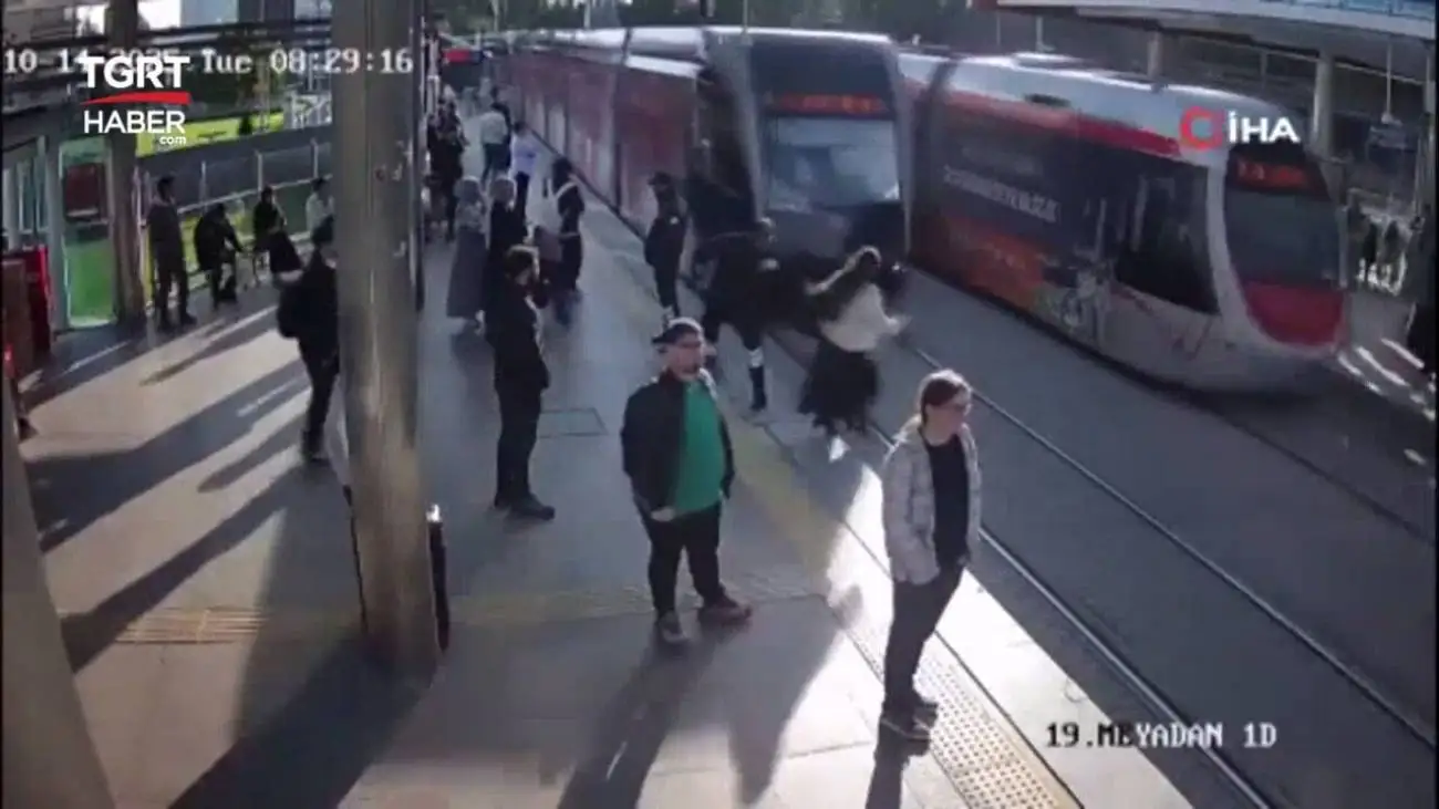 ویدیو  -  لحظه نجات دختر جوان از له شدن زیر قطار با عکس العمل سریع مأمور امنیتی!