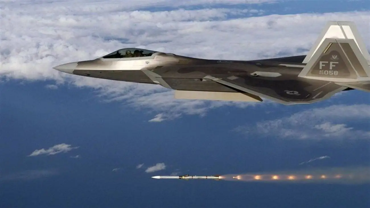 برتری جنگنده های آمریکا تهدید شد ؛ اف-22 در تیررس موشک های این کشور