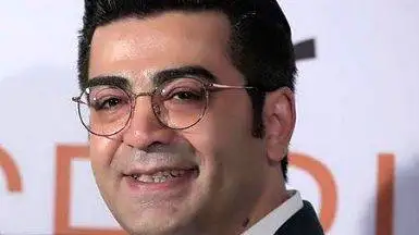 (فیلم) شعرخوانی احساسی فرزاد حسنی برای مادر آسمانی اش در برنامه زنده  - هوا خوبه تو هم خوبی...