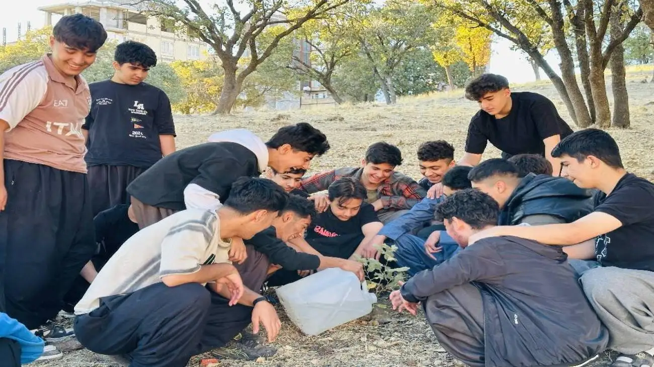 نگهبانان کوچک بلوط ها  -  درمورد کودکان یک روستا که همگی محیط بان جنگل های بلوط شده اند