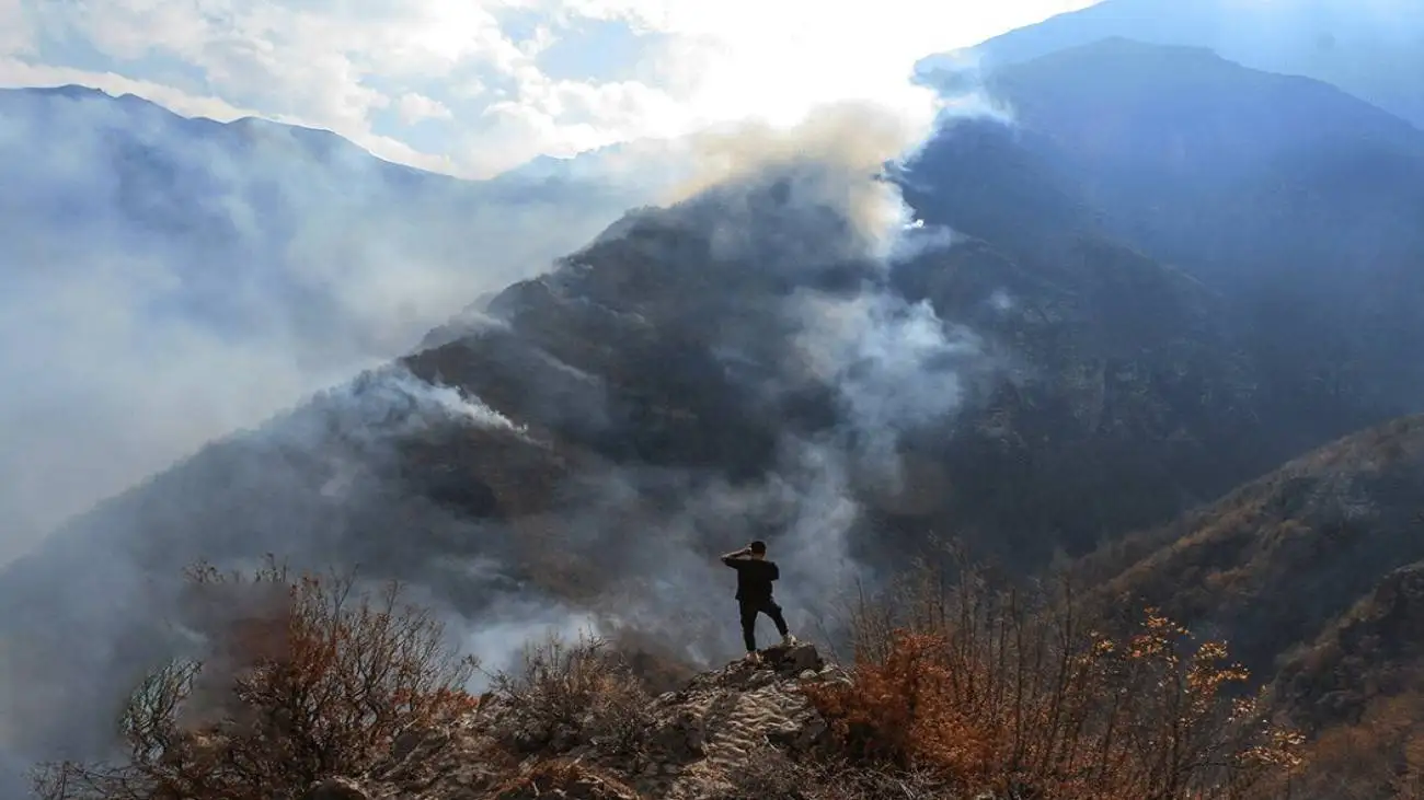 ردپای شکارچیان در آتش سوزی جنگل الیت  -  چرا آتش چالوس مهار نمی شود؟ + ویدیو عملیات نفس گیر اطفاء از داخل هواپیمای آب پاش