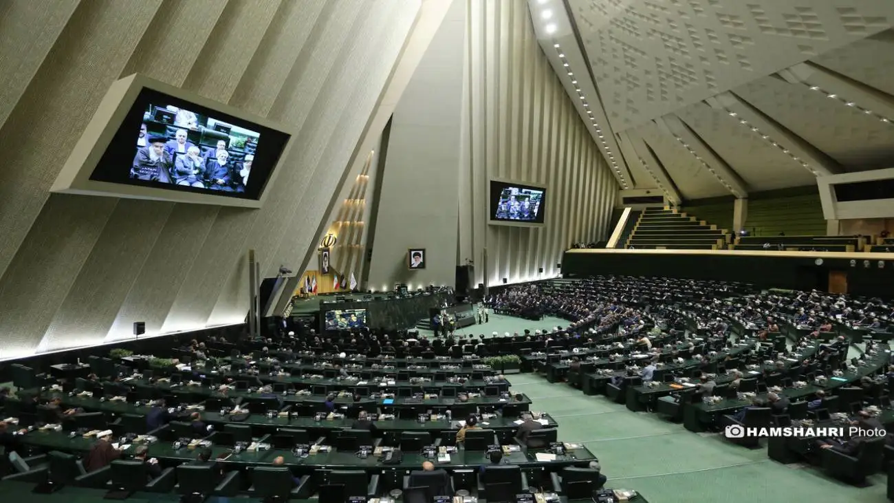 انتقاد تند یک نماینده؛ این آقای وزیر نالایق تا حالا یک جلسه نگذاشته ...  -  ویدئو