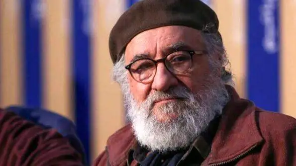 عکس سفر در زمان  -   تیپ و چهره داریوش ارجمند در 27 سالگی در دوران پهلوی  -   مرکز تئاتر مشهد در سال 1350