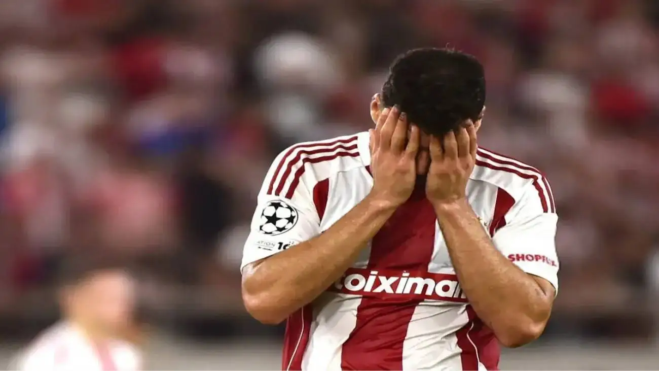 ویدیو  -  لحظه برخورد توپ به صورت طارمی در بازی المپیاکوس مقابل آریس