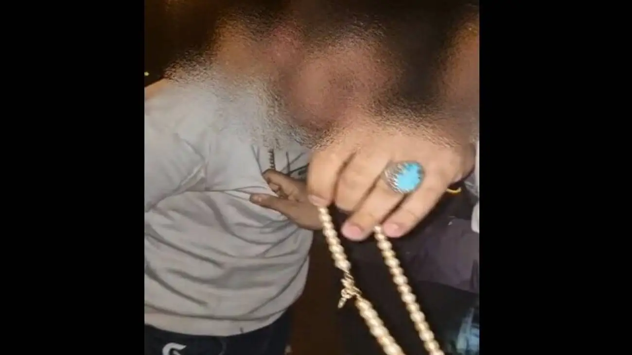 از گردن یک سارق اصفهانی 7 میلیارد تومان طلا پیدا شد  -  لحظه باز کردن گردنبندهای گران قیمت طلا از گردن این سارق را ببینید