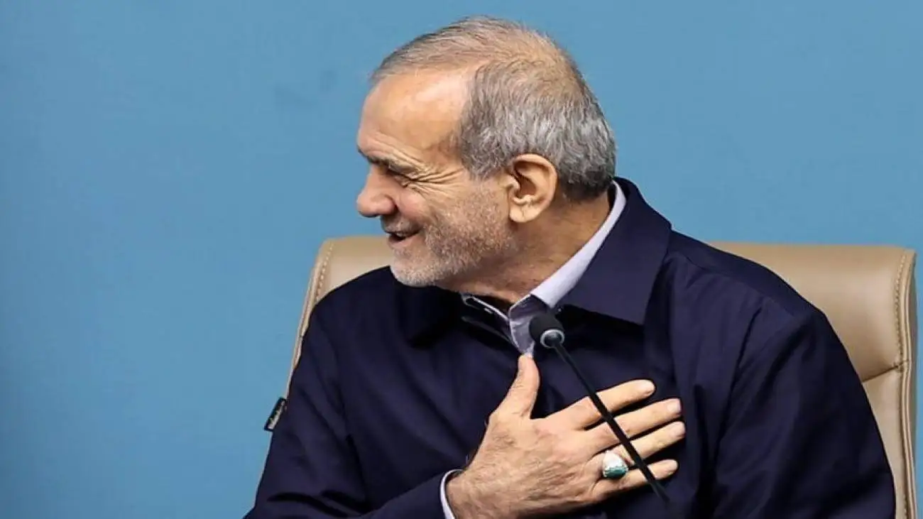 شوخی ناگهانی یکی از حضار با پزشکیان حین سخنرانی جدی +   رئیس جمهور خودش هم خنده اش گرفت