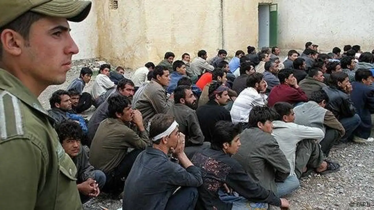 بازداشت مامور پلیس افغانی بین مهاجرین غیرمجاز + ویدئو