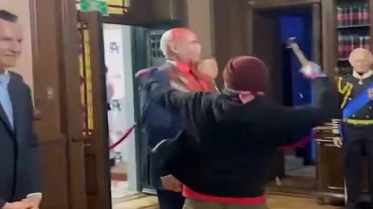 شهروند مکزیکی با چکش به جان مجسمه نتانیاهو افتاد + ویدئو