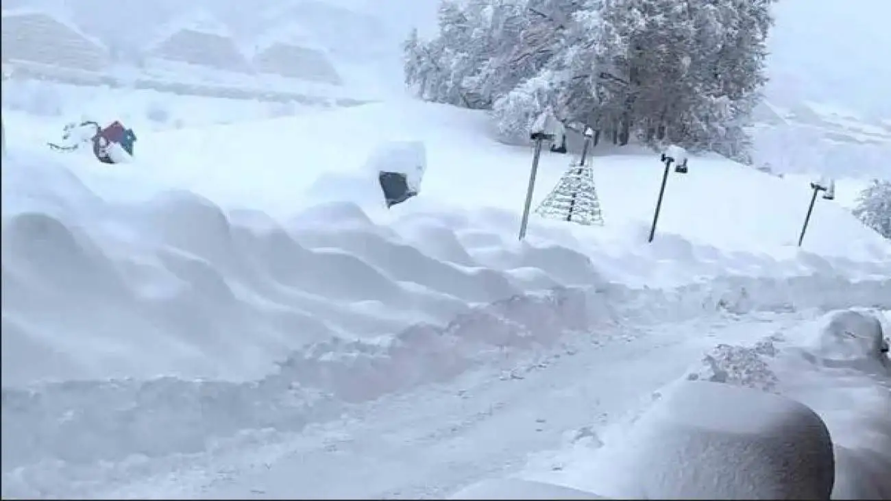 ارتفاع برف 1.5 متری در یک استان خارجی  -  ویدئو