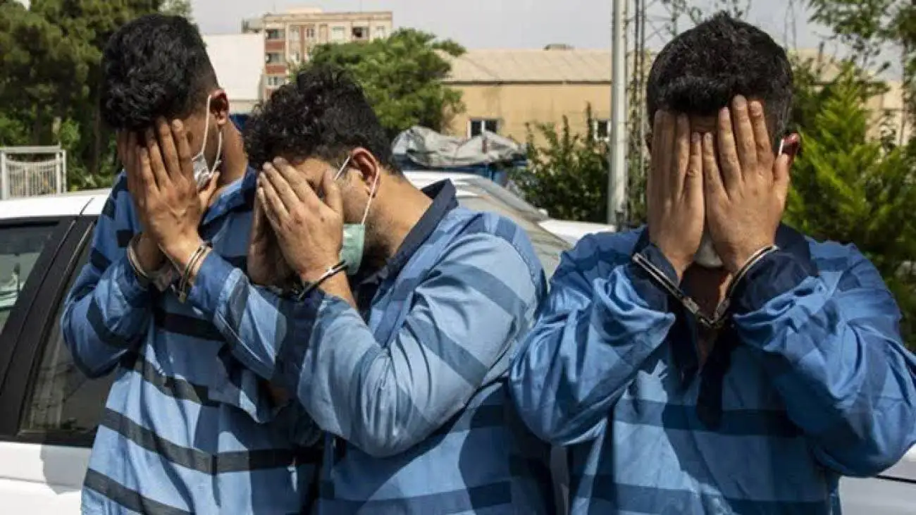 ویدیو  -  ورود ماموران پلیس پایتخت به مخفیگاه و غافلگیری زورگیران و کشف ادوات جرم