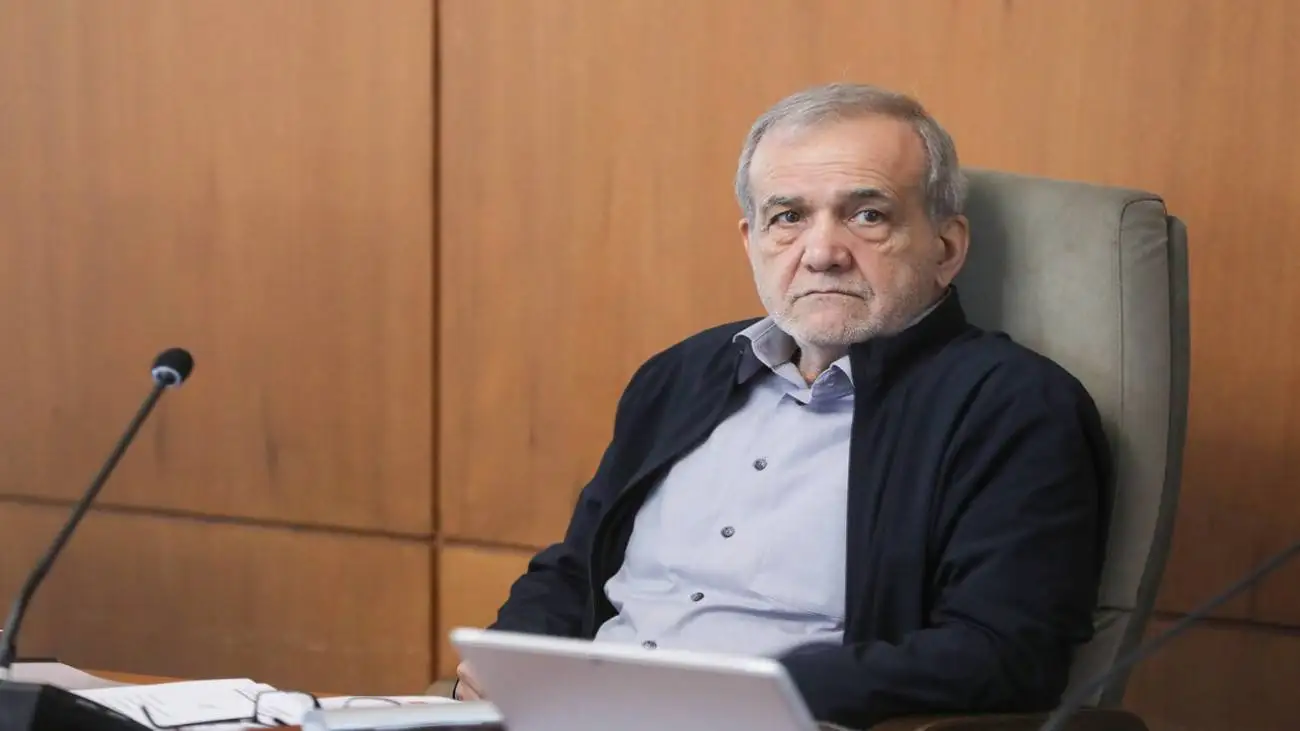 ویدیو  -  پزشکیان باز هم پای قیمت بنزین را وسط کشید: حتی آب را هم به قیمت بنزین نمی دهند