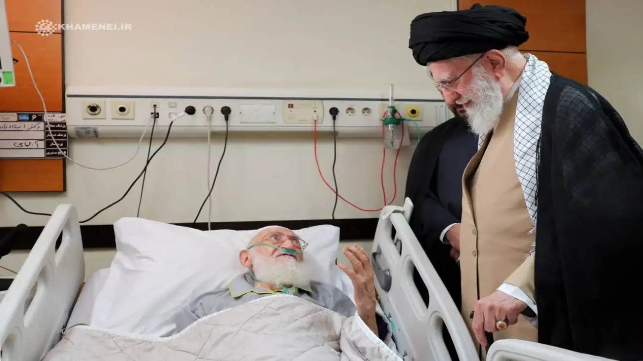 لحظاتی از عیادت عصر امروز رهبر انقلاب از حضرت آیت الله نوری همدانی  -  ویدئو
