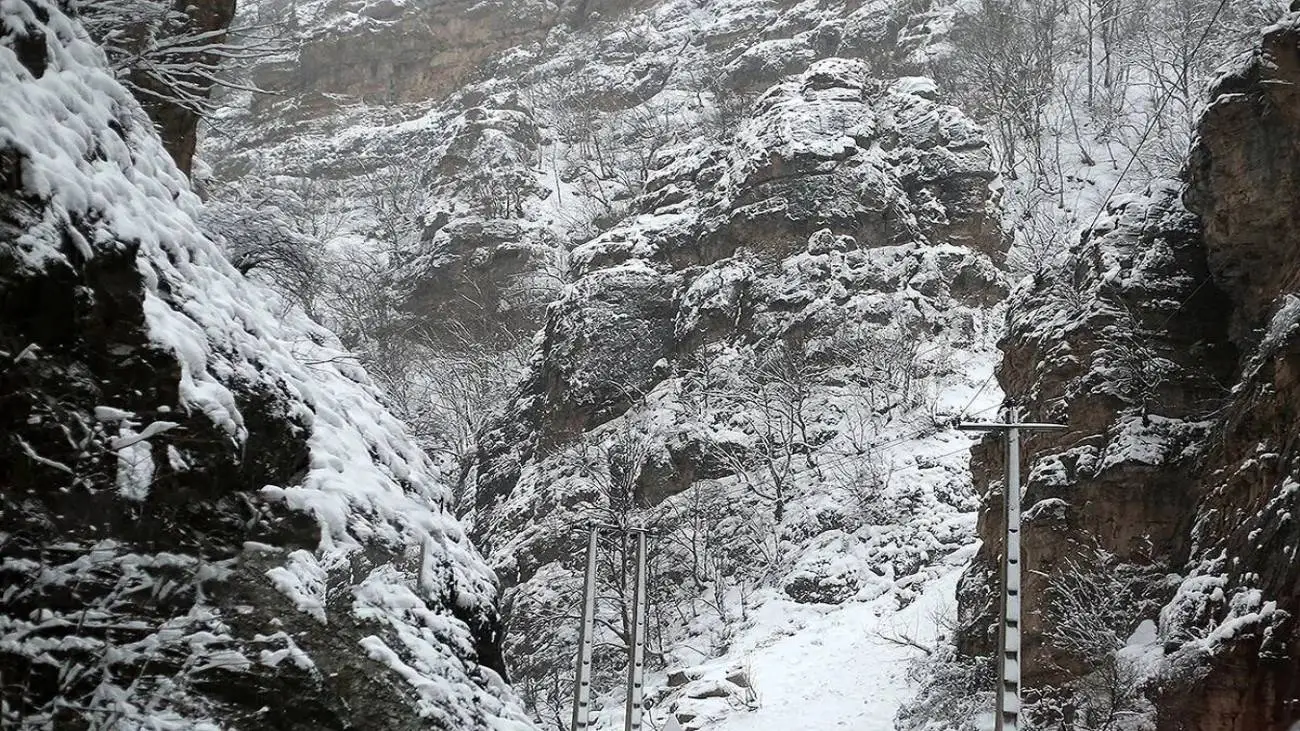 بارش نخستین برف پاییزی در این نقطه از کشور  -  ویدئو