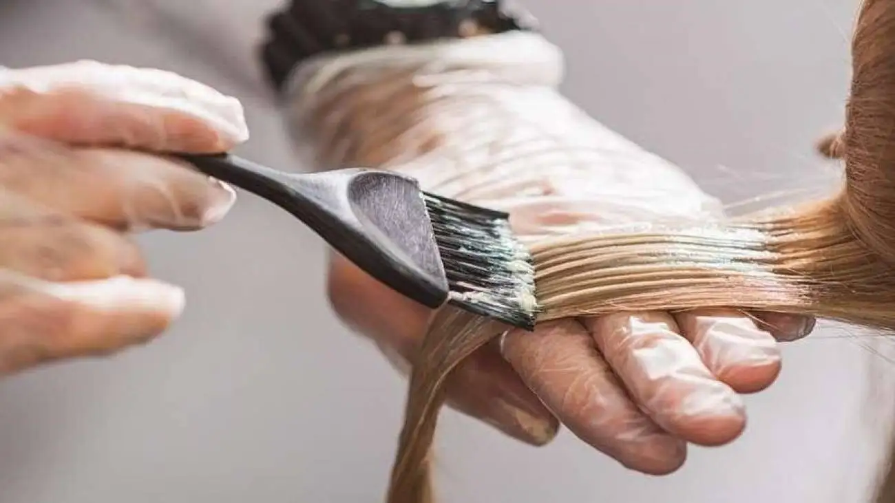 بررسی دلایل رنگ نگرفتن مو + راه حل هایی برای تثبیت رنگ