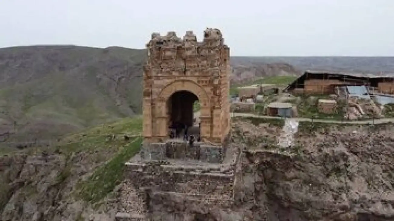 نورپردازی جالب قلعه ضحاک -  عکس