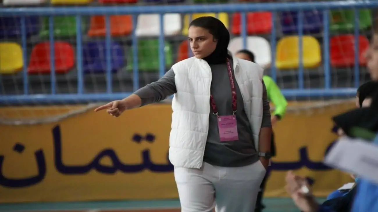 ویدیو  -  واکنش بامزه نیلوفر اردلان به دیدن یک موتور؛ وسیله نقلیه سرمربی فوتبال زنان چیست؟