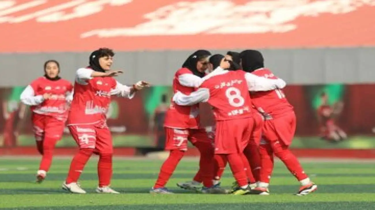 تصویر  -  قرارداد ستاره پرسپولیس تمدید شد