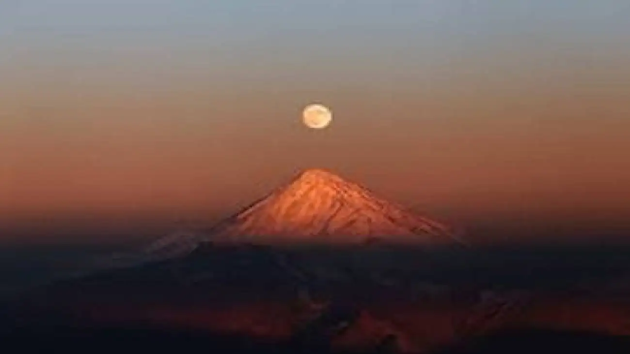 تصویر  -  تصویری جذاب از هم نشینی ماه کامل و دماوند