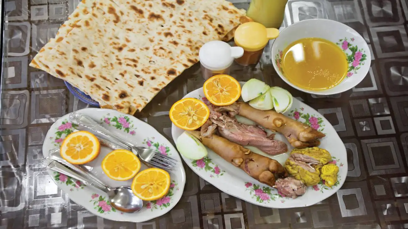 در این نقطه از جغرافیا کله پاچه گوزن و شتر می خورند