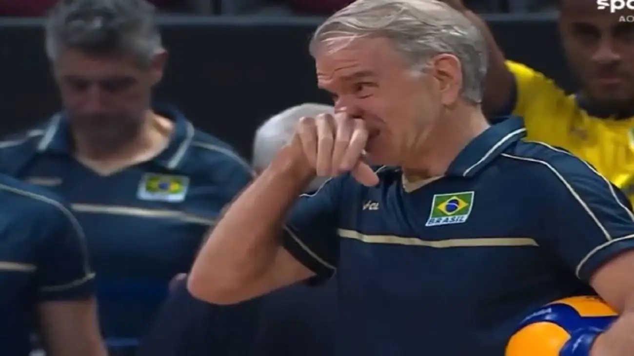 گریه ها و اشک های بی امان سرمربی نامدار جهان کنار زمین  -  ماجرا چه بود؟