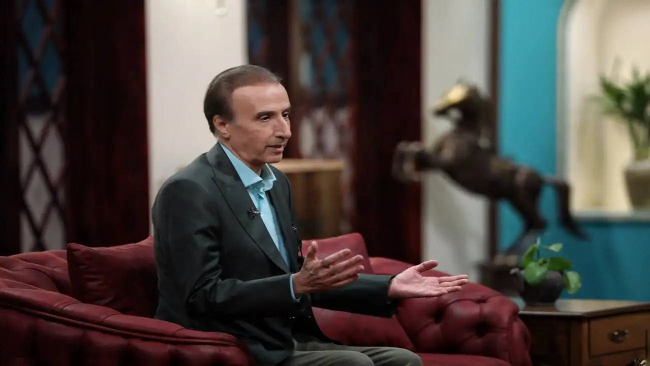 ویدیو  -  بغض محمدرضا حیاتی روی آنتن تلویزیون؛ لحظه موشک خوردن ساختمان شیشه ای صداوسیما