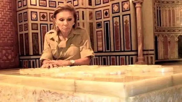 عکس سنگ قبر شاه پهلوی با گرانترین سنگ   -   گریه و چهره ماتم زده فرح دیبا سر قبر !