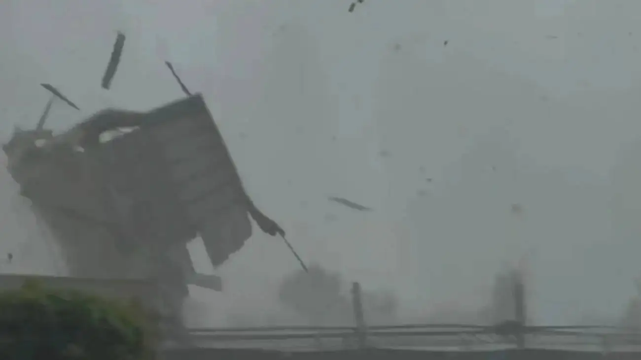 ویدیو  -  گردبادی قدرتمند منطقه سیجانکانگ مالزی را درنوردید