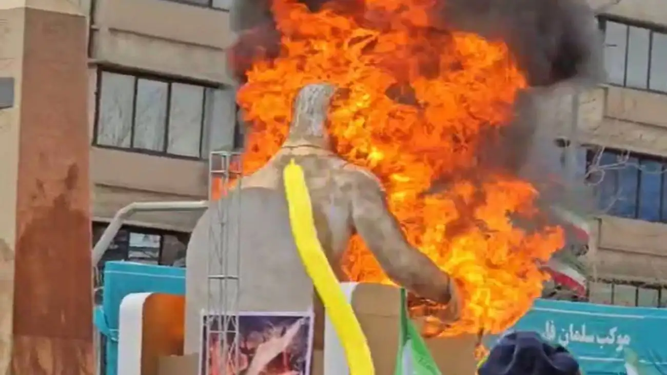 ویدیو  -  به آتش کشیدن بت بعل نماد شیطان در مراسم 22 بهمن تهران