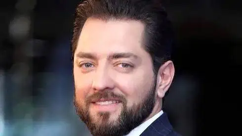 سلفی متفاوت و قدیمی بهرام رادان جلوب آینه و خودنمایی چشمتان سبز دریایی اش  -  چقد اینجا جوون بود