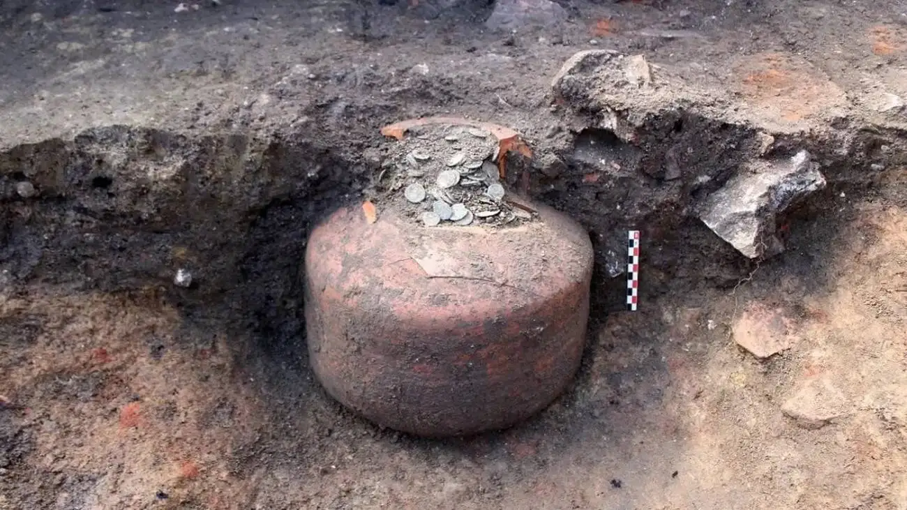 کوزه  شکسته 1700 ساله پر از سکه بود!  -  عکس