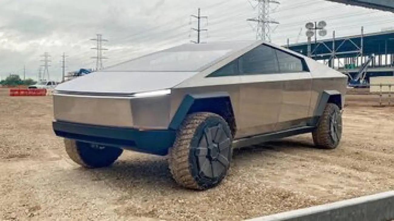 تصویر  -  جالب اما واقعی؛ خودروی تسلا در حال شارژ در عباس آباد تهران