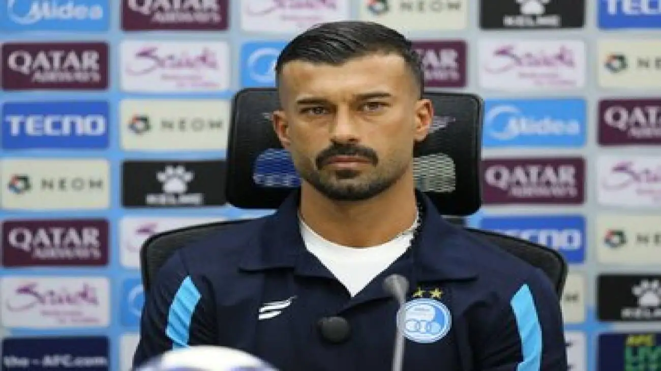 عکس -  لباس استقلال بر تن پدر پرسپولیسی رامین رضاییان