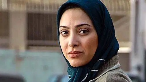 فیلم و عکس  -  دکوراسیون فوق العاده سبز خانه  مریم سلطانی  -  از آینه کنسول شاهانه و مجسمه با کلاس تا مبلمان و ...