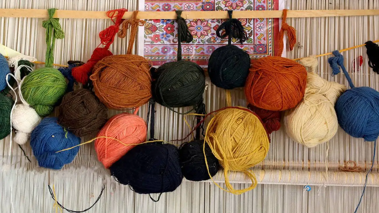 لحظه جذاب جدایی قالی دستباف کاشان از دار قالی + ویدئو